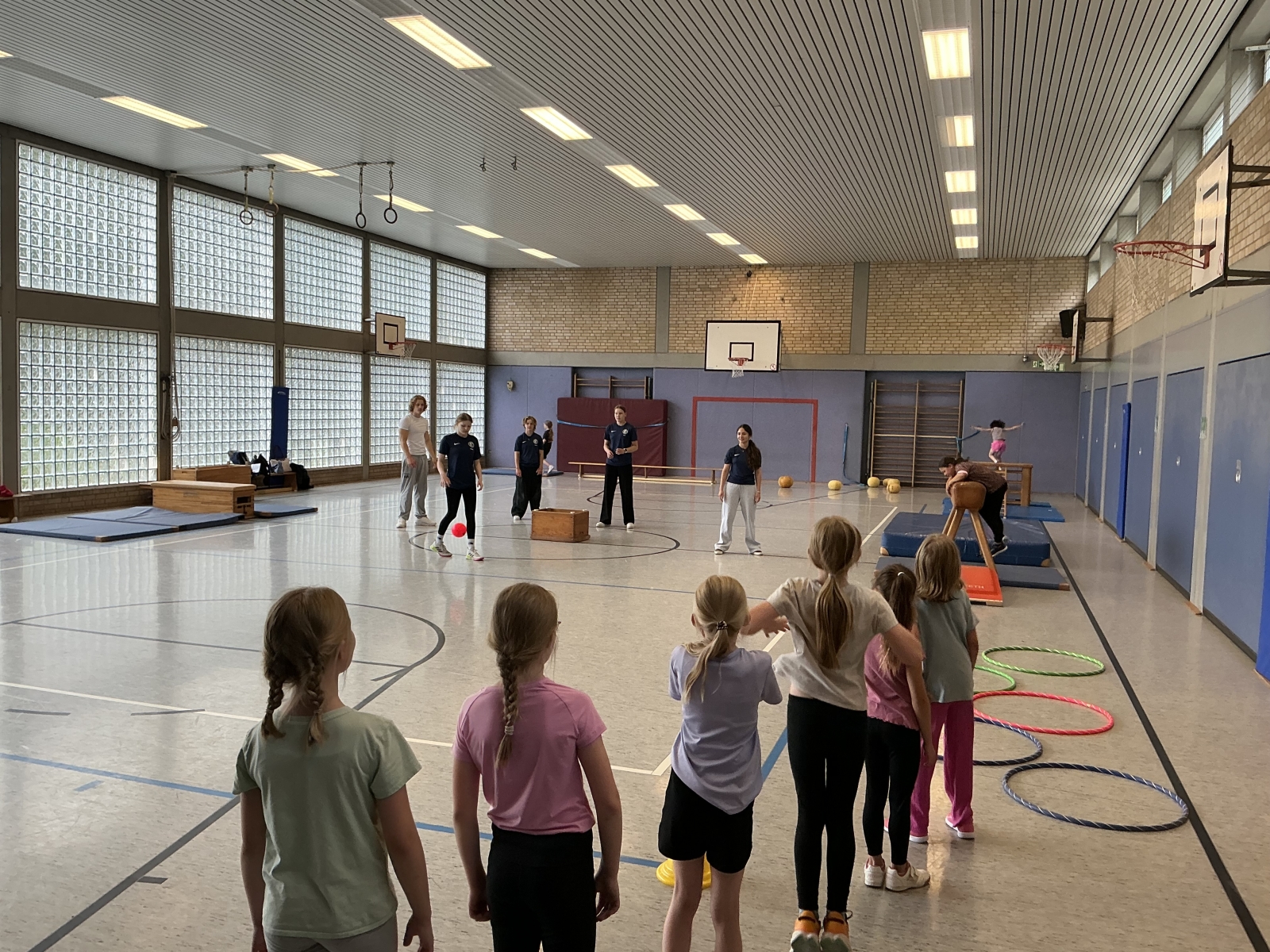 Sport verbindet Generationen: EF-Sportkurs gestaltet erlebnisreichen Fitnesstag für die Barbaraschule