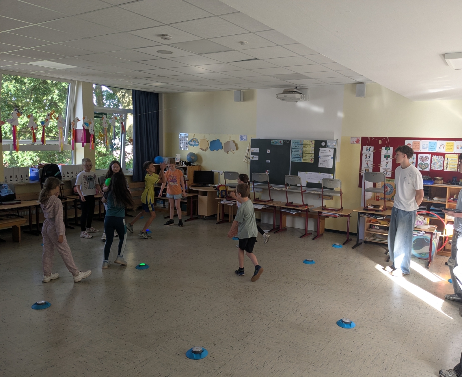 Sport verbindet Generationen: EF-Sportkurs gestaltet erlebnisreichen Fitnesstag für die Barbaraschule